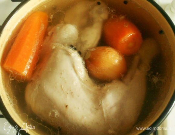 Курицу помыть, разрезать на 4 части сложить в кастрюлю и залить минимальным количеством воды, чтобы только  покрыть мясо. (Скажу по секрету: кожу с курицы для бульона я снимаю. Не хочу вас травмировать видом курицы-"культуристки" без шкуры, но такое фото у меня есть.)))) Поставить на маленький огонь, довести до кипения, но не кипятить. Слить воду, залить вновь чистой водой в таком же объёме. Готовить на маленьком огне, снимая пену и жир. Добавить в кастрюлю коренья и лук. Последний слой луковой шелухи лучше не снимать - она придаст бульону красивый цвет. Варится такой бульон для заливного часа 1,5 и за 15 минут  до конца варки нужно посолить  и добавить перец горошком.