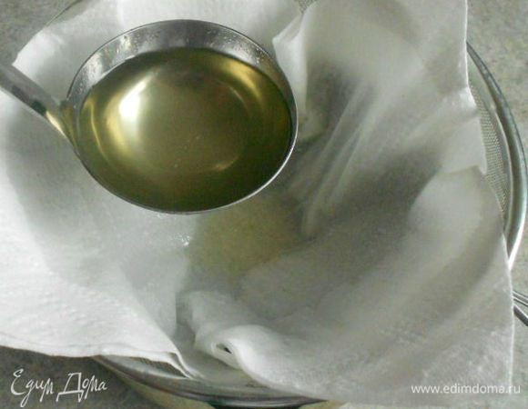 Из готового бульона вынуть мясо (для заливного нам потребуется только белое,остальное используйте по вашему усмотрению). Морковь нарезать кружочками. Бульон тщательно процедить. Удобнее всего это делать через сито с 2 слоями бумажного полотенца. Весь жир останется на бумаге.