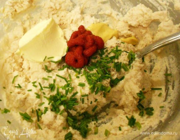 Белое мясо измельчить в кухонном комбайне или через мясорубку. В полученный фарш добавить все остальные ингредиенты и тщательно взбить до кремообразной консистенции.