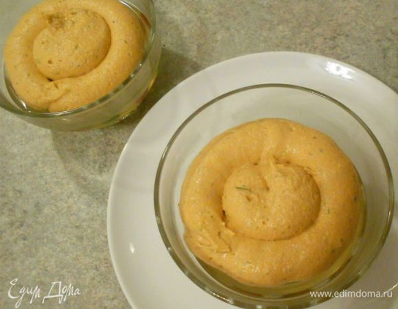 Мясной массой наполнить кондитерский мешок с круглой насадкой диаметром 1,3-1,5 см. Выкладывать массу в формочки сначала по периметру, отступив немного от стенок, затем заполнить середину круга.