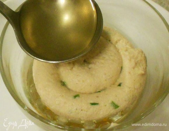 Поставьте на 10-15 мин. в холодильник, затем осторожно залейте бульоном. Старайтесь лить не на мясо, а в пространство между ним и стенкой формы. 