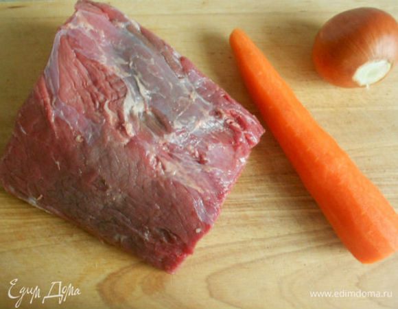 Залейте говядину небольшим количеством воды, чтобы только покрыть мясо, доведите до кипения, снимая пену. Добавьте очищенную морковь, корень петрушки (можно сушеный), луковицу в последнем слое шелухи. Варите примерно 1,5–2 часа. За 15 минут до окончания варки добавьте в бульон перец, лавровый лист, соль.