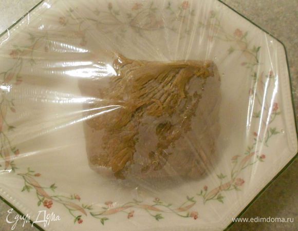 Готовое мясо выньте из бульона, накройте пищевой пленкой и дайте остыть.