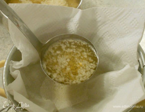 Сито застелите 2 слоями бумажного полотенца и процедите бульон в чистую емкость, остудите.