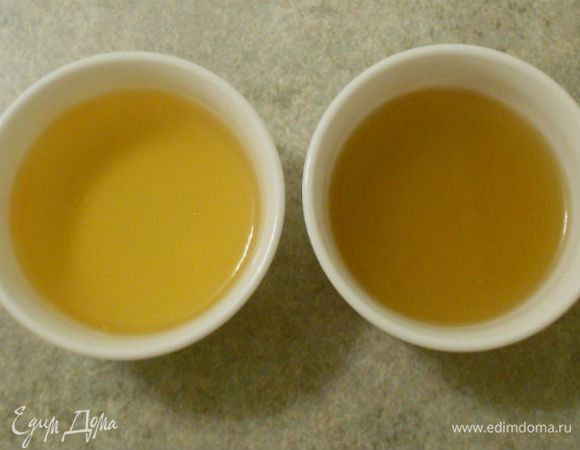 Сравните, как выглядит осветленный бульон (слева) и обычный.