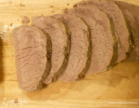 Остывшее мясо нарежьте поперек волокон толщиной менее 1 см, уложите в достаточно глубокое блюдо с плоским дном, залейте частью бульона. Уберите в холодильник до застывания. Для быстрого результата можно и в морозилку, но не более, чем на 10 минут.