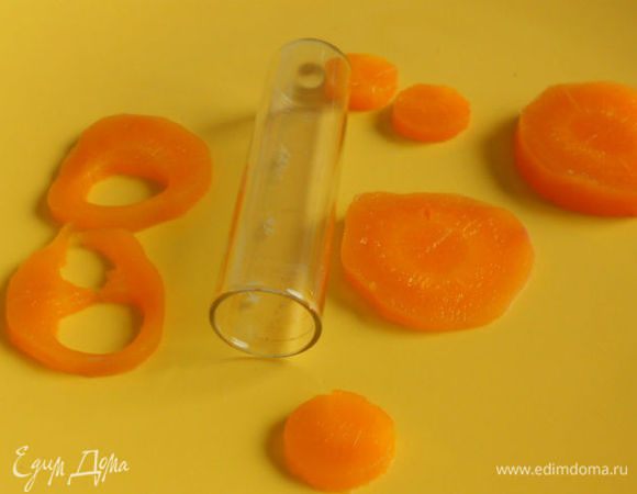 Вареную морковь нарежьте тонкими кружочками и маленькими формочками вырежьте из нее фигурки. Если нет формочек, можно воспользоваться стеклянной пробиркой от лекарств. Смешно, но у меня всегда есть в запасе несколько таких. Давно испытанное кухонное «оборудование». Листья кинзы помойте и обсушите. Дольки лимона разрежьте пополам. При желании срежьте цедру.