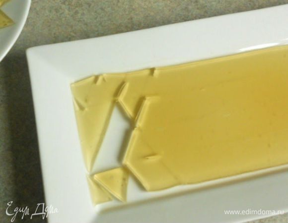 Если остался лишний бульон, вылейте его в плоскую тарелку и дайте застыть в холоде.