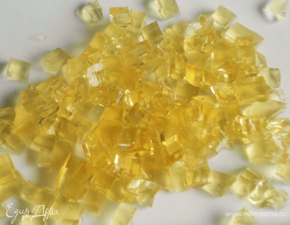 Нарежьте желе мелкими кубиками, ромбиками и выложите по периметру блюда с заливным.