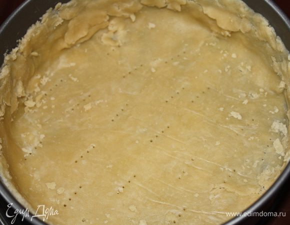 Выложить в разъемную форму (у меня на 22 см),проткнуть вилкой и поставить на 5 минут в духовку,разогретую до 190 градусов.