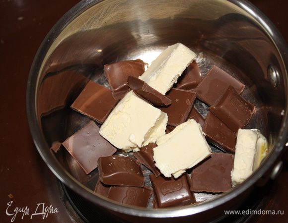Растопить на медленном огне или вод. бане шоколад с 50 г слив. масла. Моя ляля мне активно помогала))) и у меня масса слишком загустела.