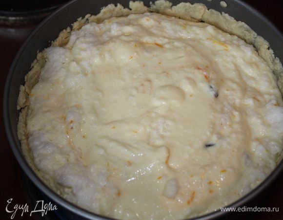 Достаем корж из духовки и выкладываем творожную массу.