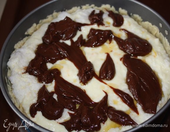 Сверху поливаем шоколадом.У меня получилось выложить шоколад, а не вылить))) Очень пестренько зато получилось)))