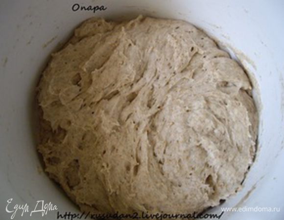3. Опара. Хорошо смешать заварку-воду-закваску. В полученную смесь вмесить муку. Оставить под пленкой для выбраживания до максимального выхода (2,3-3 часа) при 30С.