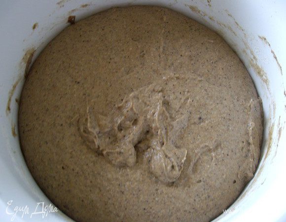 Тесто. Растворить в небольшом количестве воды соль-сахар-патоку. Добавить полученную смесь в опару и размешать. Соединить ржаную и пшеничную муку и добавить в них опару. Вымесить до однородности (клейковину развивать не нужно, для этого слишком мало пшеничной муки). Оставить для созревания под крышкой или пленкой на 45-60 минут .