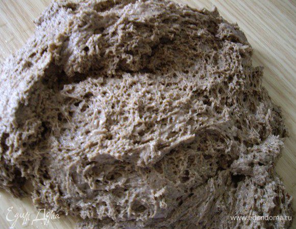 Готовое тесто выложить на мокрый стол и мокрыми руками сформировать буханку.