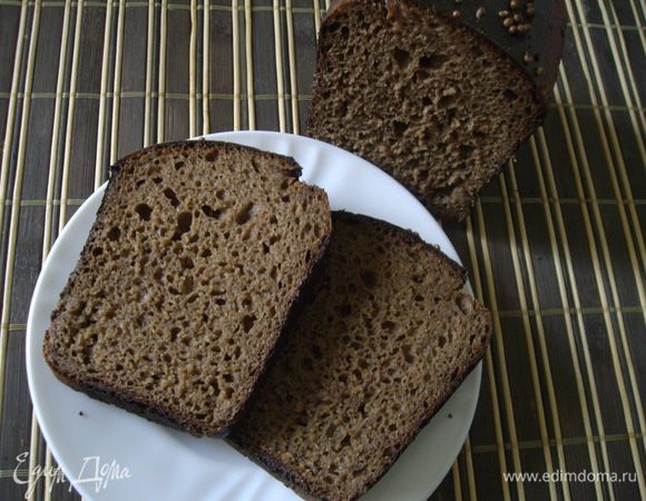 6.Перед посадкой в духовку, нужно смазать хлеб мучной болтушкой(мука+вода) и присыпать кориандром или тмином.По желанию.
 Выпекать без пара, 15 минут при макс температуре, затем проветрить духовку, убавить температуру до 150С и выпекать еще 1,5-2 часа.