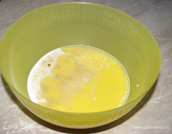 Раскрошить дрожжи в 1 стакане теплого молока, дать постоять 10 минут. когда смесь начнет пениться, смешать с оставшимся подогретым молоком, добавить соль, сахар, кардамон и растопленное масло.