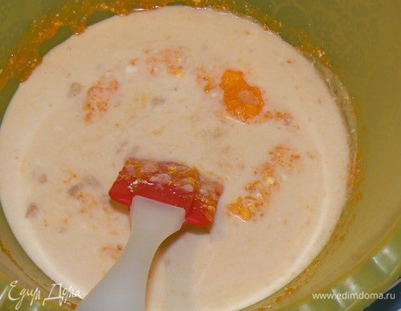 в теплый кефир добавить немного сахара ,дрожжи ,дать постоять мин.10, добавить к тыквенной смеси