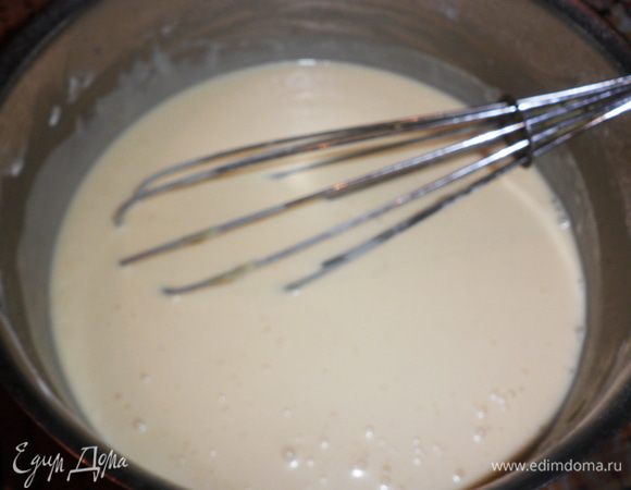 Смешать муку с солью и карри. Добавить молоко, растопленное слив масло и яйца и взбить блендером до однородности. Перелить тесто в миску, накрыть и оставить в теплом месте на 1 ч.