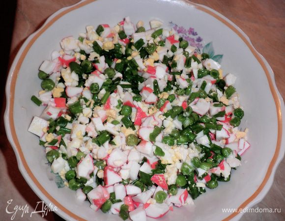 Перемешать в миске крабовые палочки, яйца, лук, горошек.