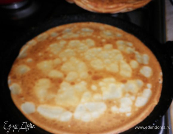 Разогреть сковороду с толстым дном, смазать ее небольшим количеством масла. Испечь блинчики (12-14 шт.).