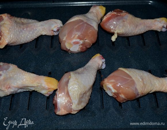 Разогреем духовку до 200 гр.
На противень выложим куриные кусочки.У меня ножки. Готовим примерно 30 мин. Переворачиваем в процессе.