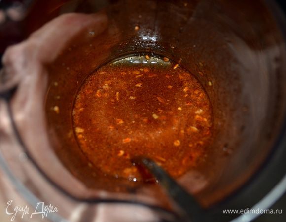 Пока готовится, приготовим глазурь.Смешаем вручную или в процессоре варенье,уксус и специю,имбирь.