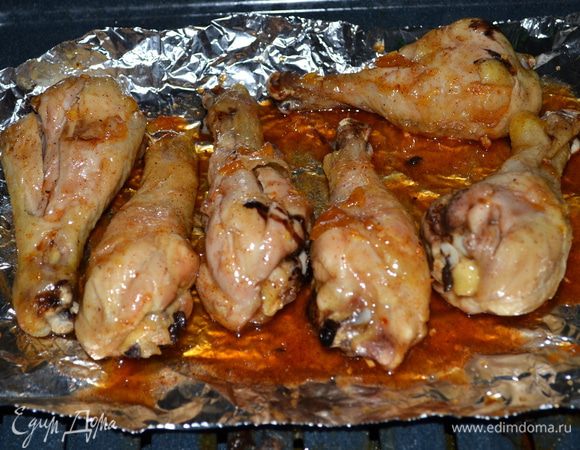 Достанем из духовки куриные кусочки и обмажем глазурью каждый кусок.Поставим обратно в духовку на 15 мин.Можно сверху прикрыть фольгой.