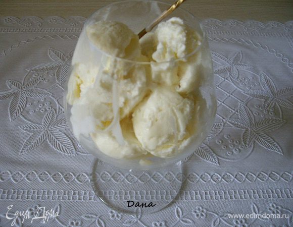 Смешайте в кастрюльке сахар, ванильный сахар и сухое молоко.
Понемногу влейте 250 мл молока, размешивая.