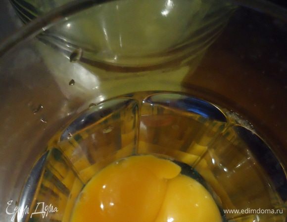 Отделяем белки от желтков. Разогреваем духовку до 180 гр.