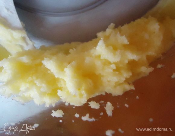 Сливочное масло растираем с сахаром.