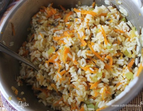 К отваренному рису добавляем овощи, перемешиваем.