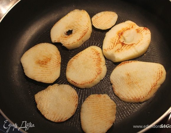 Груши! Очень мне захотелось, чтобы они были ещё сочнее и ароматней, чем есть на самом деле:) Сначала я обжарила резанные вдоль пластинами груши по две минуты на сухой сковороде-гриль на сильном жару. Затем влила примерно 50-70 мл вина, не убавляя огня. Вино только успело омыть груши, впитаться, и испарилось мигом. Тушиться им не нужно. 