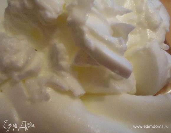 Отдельно взбить белки с щепоткой соли до крепких пиков.