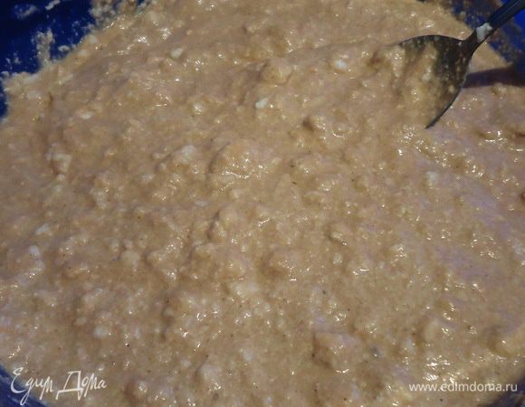 Аккуратно ввести их в творожную массу, обязательно ложкой, без помощи комбайна или миксера=))