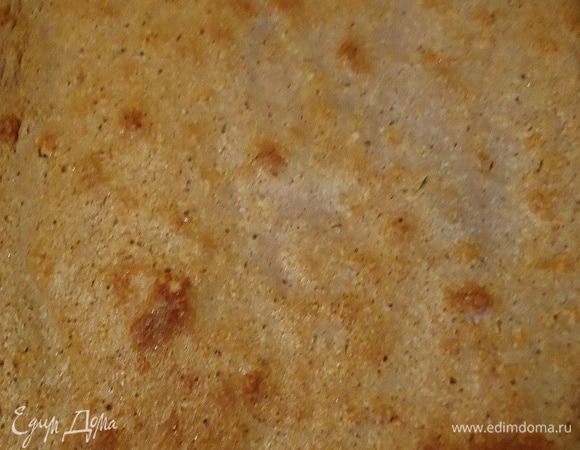 Форму выстелить бумагой и смазать слегка маслом. Выложить суфле. Запекать в духовке 30 мин. Достать и хорошенько охладить.