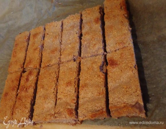 Обрезаем края и нарезаем на 6 полосок, затем пополам. Обрезки я сразу же съела=))) Уже очень вкусно!!! У нас получается 12 конфеток=))