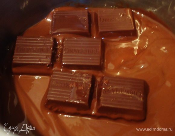 На низком огне или водяной бане топим шоколад с маслом. Даем остыть до комнатной температуры.
