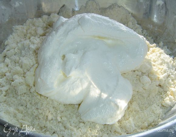 а затем добавляем сметану и замешиваем мягкое, эластичное тесто.