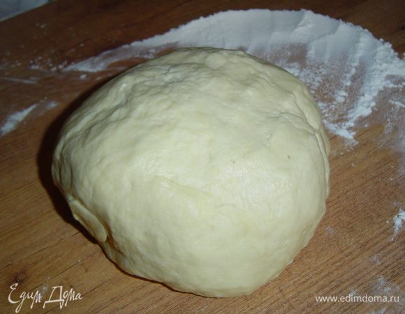 Тесто заворачиваем в пищевую пленку и отправляем в холодильник на час.