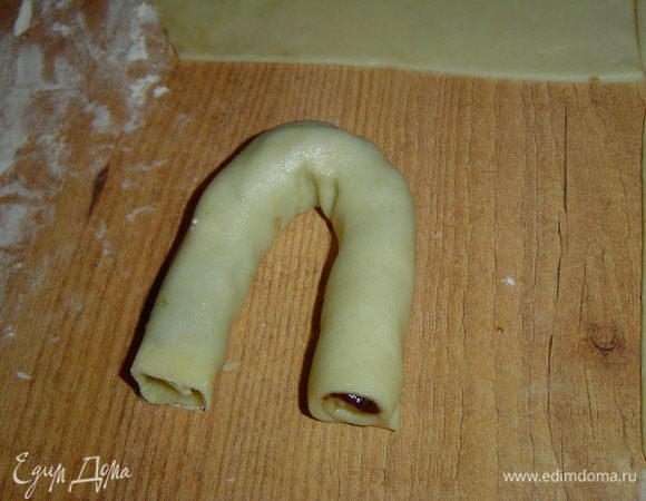 сворачиваем рулетиками, а затем формируем подковки-кифлики.