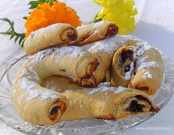 Готовые "кифлики" посыпаем сахарной пудрой.
Приятного чаепития!