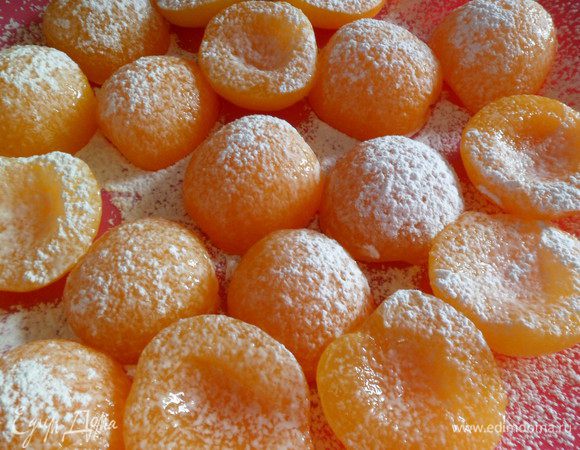 Половинки абрикосов отцеживаем от жидкости, обсыпаем крахмалом.