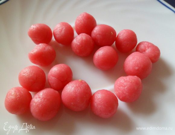Скатываем из марципана шарики.