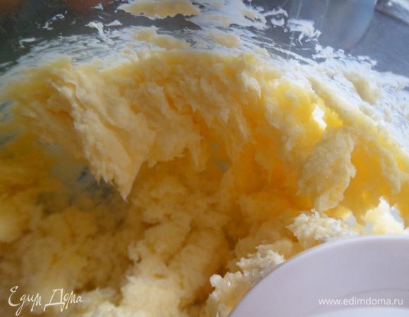 Затем в кух. комбайне взбиваем до однородной массы масло и сахар и ванилин.