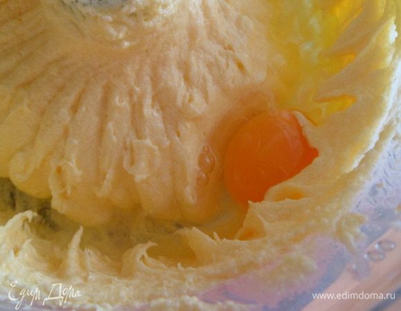 Добавляем яйца поочередно одно за другим