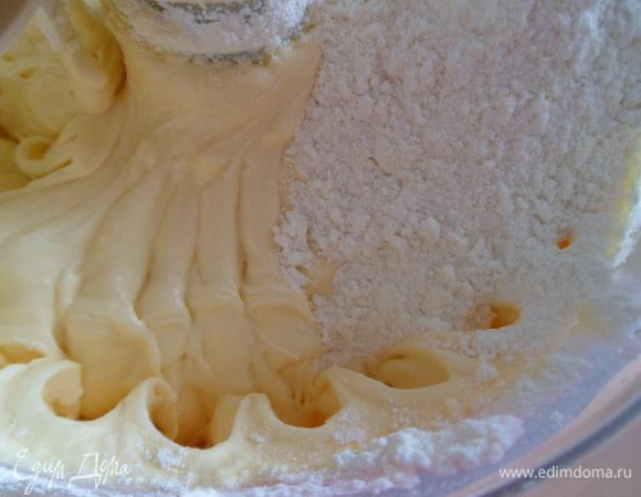 Смешиваем муку с разрыхлителем и вмешиваем в маслянно-яичную массу.