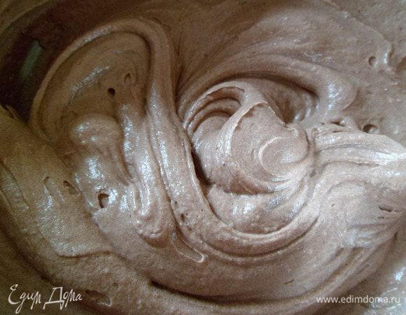 Затем делим пополам тесто. В одну половину добавляем какао,хорошо перемешиваем