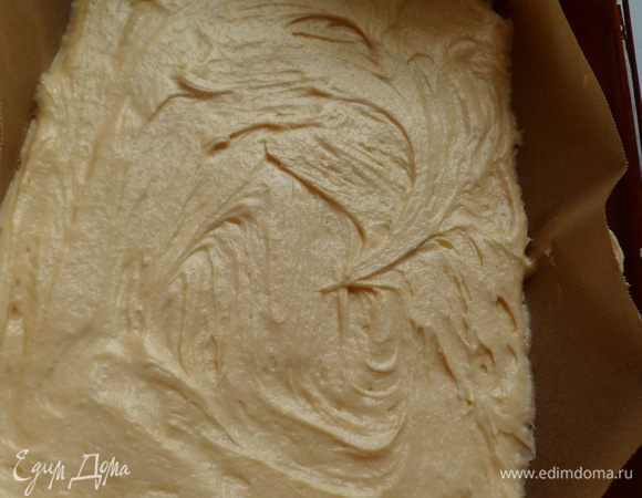 Берем форму застеленную пек.бумагой.Сначала выкладываем белое тесто.